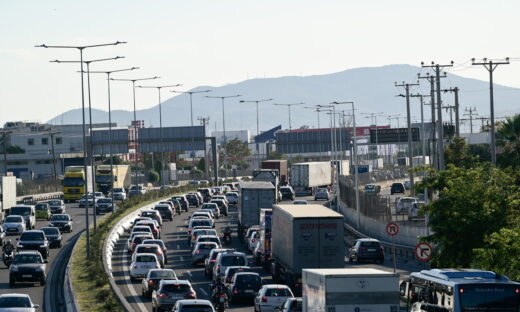 Πολλά οχήματα στον Κηφισό