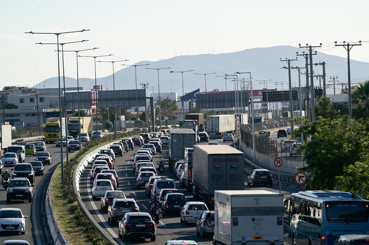 Πολλά οχήματα στον Κηφισό