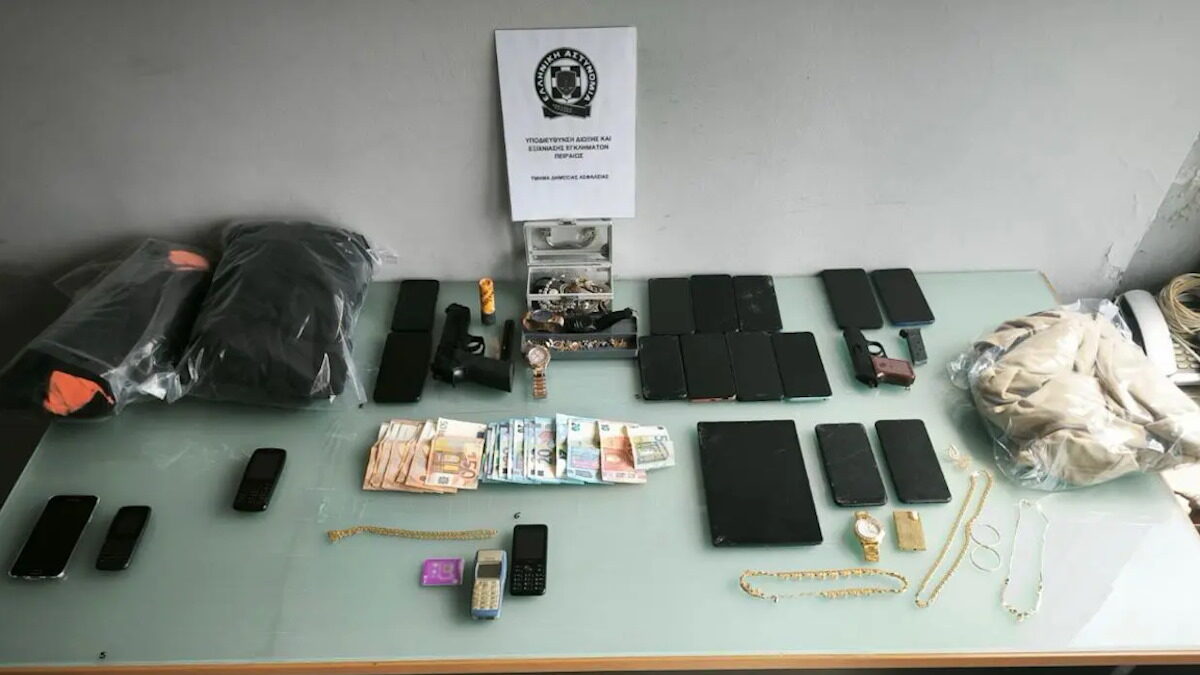Αντικείμενα που κατασχέθηκαν μετά από επιχείρηση της αστυνομίας Σαλαμίνας