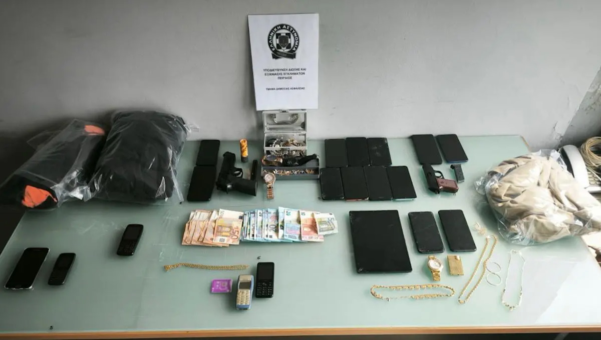 Αντικείμενα που κατασχέθηκαν μετά από επιχείρηση της αστυνομίας Σαλαμίνας