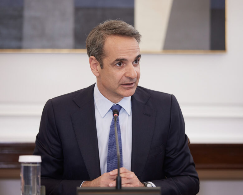 Έρχεται «ολιστική παρέμβαση» στους φόρους  χωρίς μειώσεις ασφαλιστικών εισφορών η ΔΕΘ  γαλάζια εσωκομματική δυσαρέσκεια στη Θεσσαλονίκη  ο Ανδριανόπουλος παρακολουθεί την πολιτική από την Ύδρα
