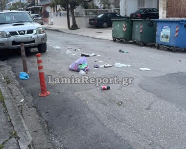 Νεαρός σε αμόκ αναποδογύριζε κάδους μέσα στον δρόμο