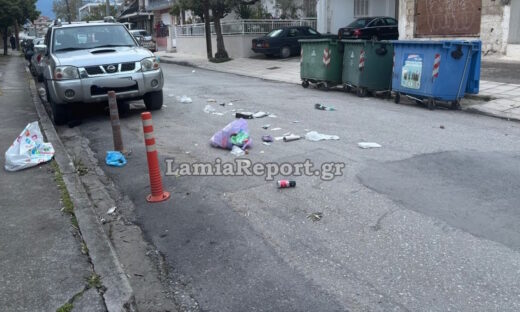Νεαρός σε αμόκ αναποδογύριζε κάδους μέσα στον δρόμο