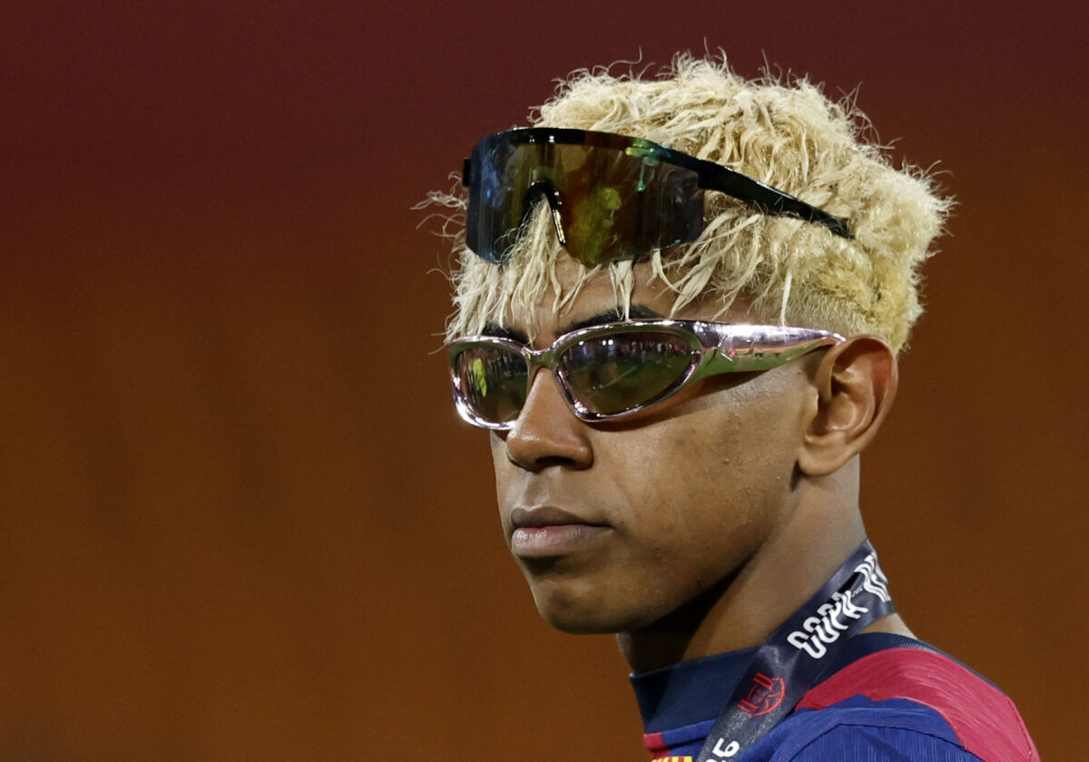 Ο Λαμίν Γιαμάλ με τα δυο γυαλιά ηλίου