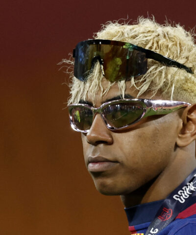 Ο Λαμίν Γιαμάλ με τα δυο γυαλιά ηλίου