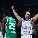 Ο Λάρκιν πανηγυρίζει κόντρα στον Παναθηναϊκό