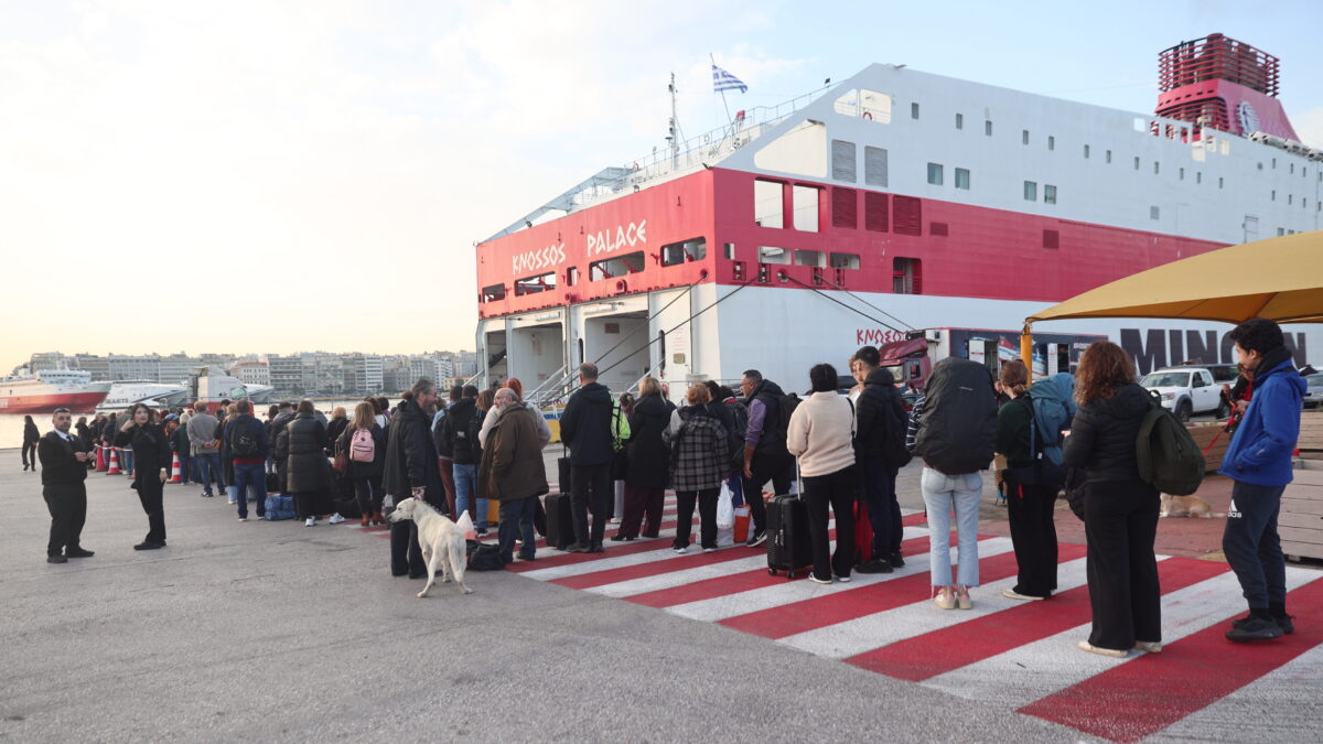 Εκδρομείς του Πάσχα αναχωρούν από το λιμάνι του Πειραιά