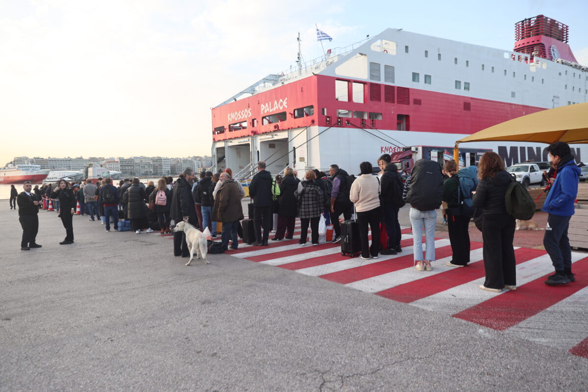 Εκδρομείς του Πάσχα αναχωρούν από το λιμάνι του Πειραιά