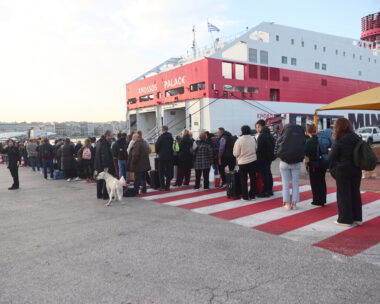 Εκδρομείς του Πάσχα αναχωρούν από το λιμάνι του Πειραιά