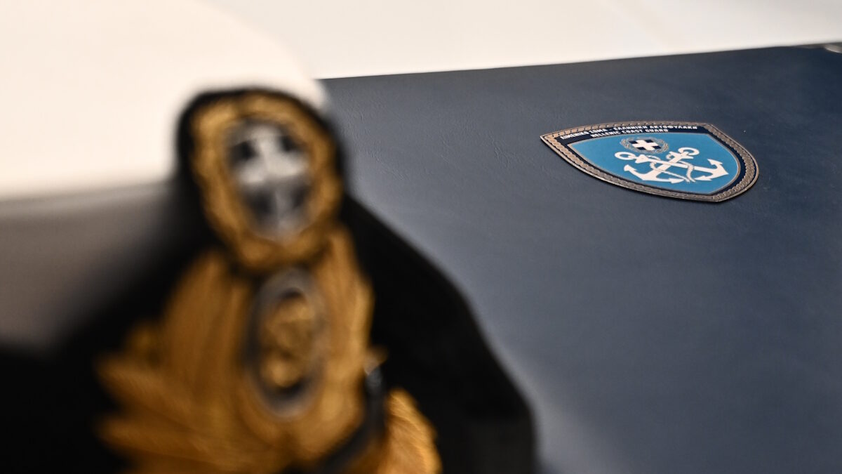 Ένα καπέλο αξιωματικού και το σήμα του Λιμενικού Σώματος