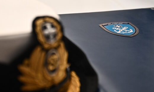 Ένα καπέλο αξιωματικού και το σήμα του Λιμενικού Σώματος