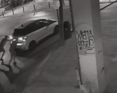 Τα μέλη της συμμορίας κλέβουν αυτοκίνητο