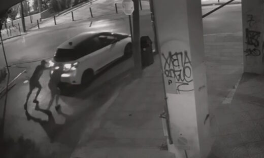 Τα μέλη της συμμορίας κλέβουν αυτοκίνητο