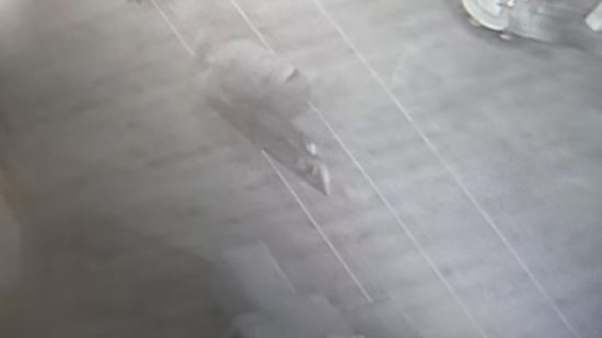 Ο διαρρήκτης εισβάλλει στις επιχειρήσεις μπουσουλώντας για να αποφύγει τον συναγερμό