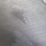 Ο διαρρήκτης εισβάλλει στις επιχειρήσεις μπουσουλώντας για να αποφύγει τον συναγερμό