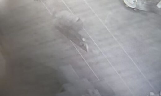 Ο διαρρήκτης εισβάλλει στις επιχειρήσεις μπουσουλώντας για να αποφύγει τον συναγερμό