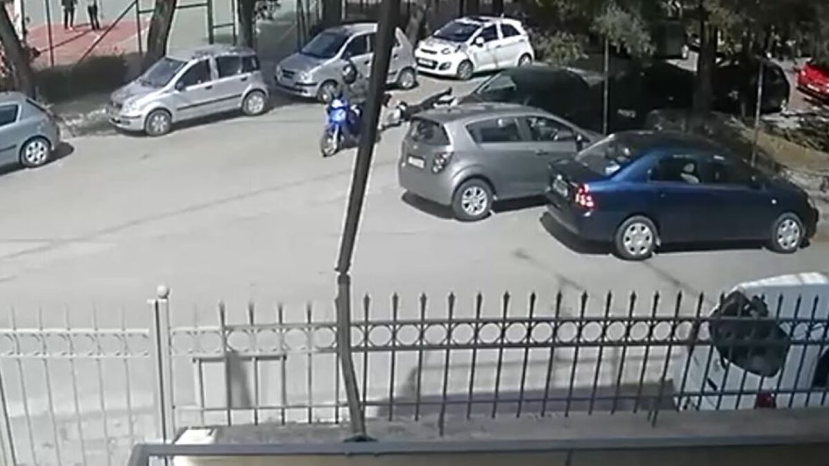 Ληστής «σέρνει» από το μηχανάκι του γυναίκα που της έκλεψε την τσάντα