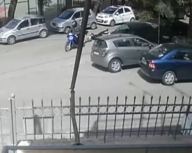 Ληστής «σέρνει» από το μηχανάκι του γυναίκα που της έκλεψε την τσάντα