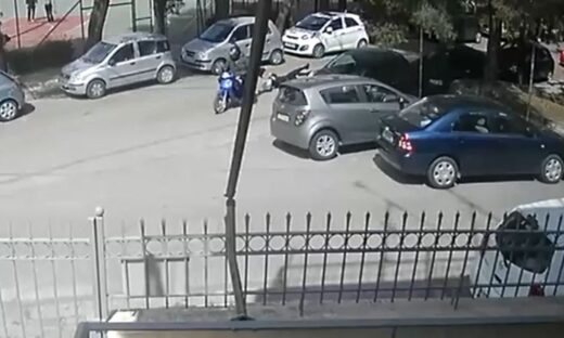Ληστής «σέρνει» από το μηχανάκι του γυναίκα που της έκλεψε την τσάντα
