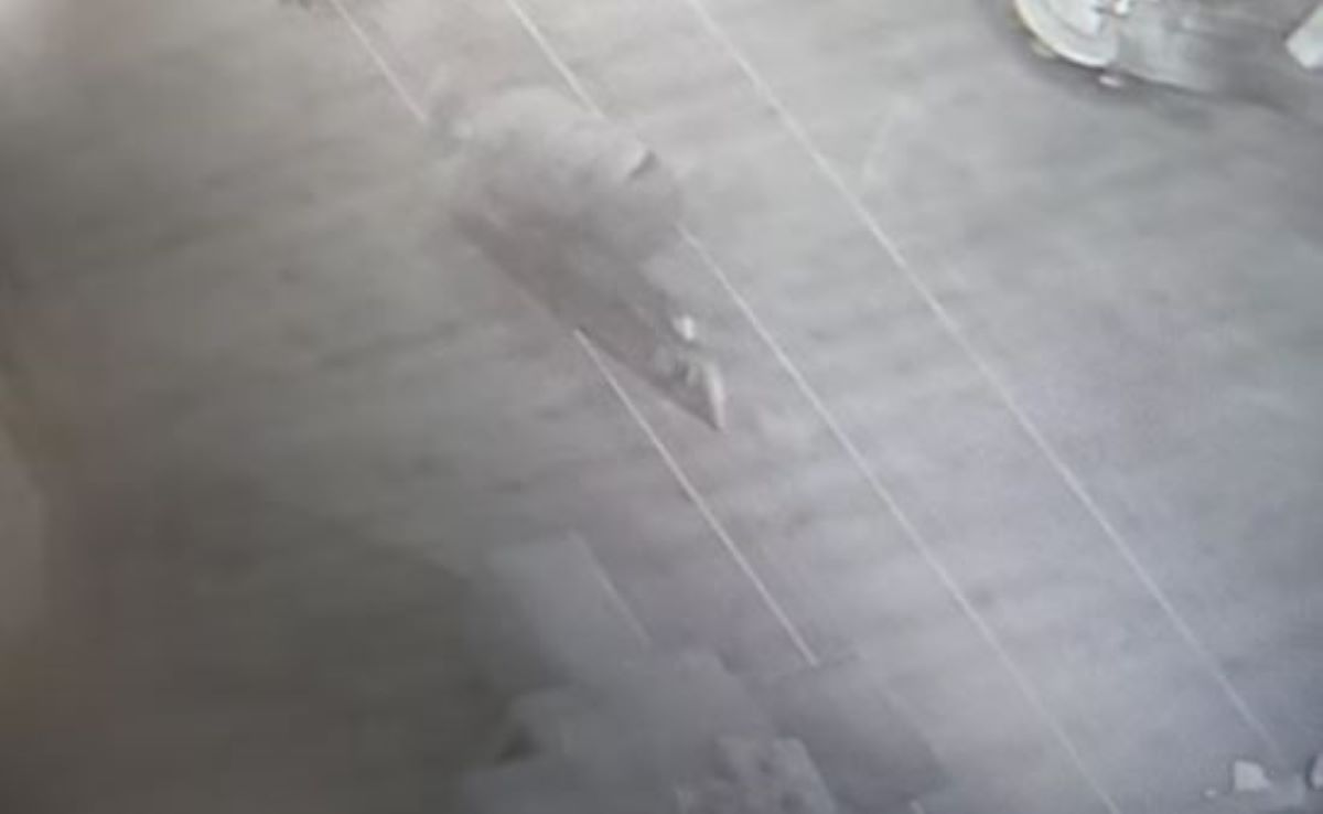 Ο διαρρήκτης εισβάλλει στις επιχειρήσεις μπουσουλώντας για να αποφύγει τον συναγερμό