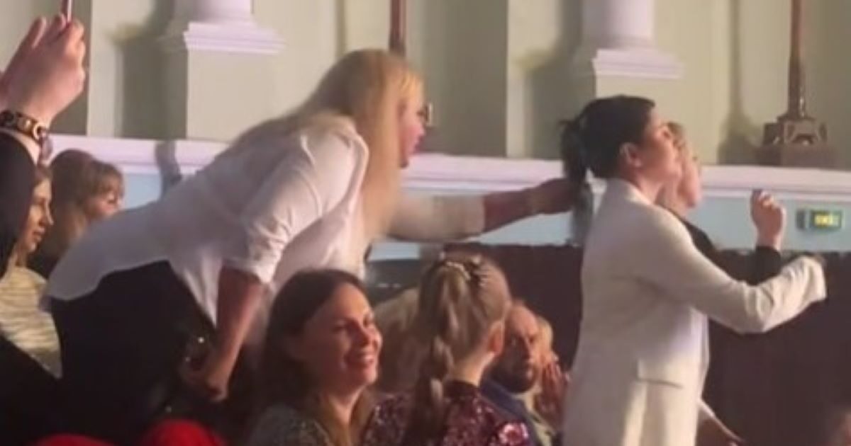 Ukraine: Pulling the plait of her front because she cut her view of a concert