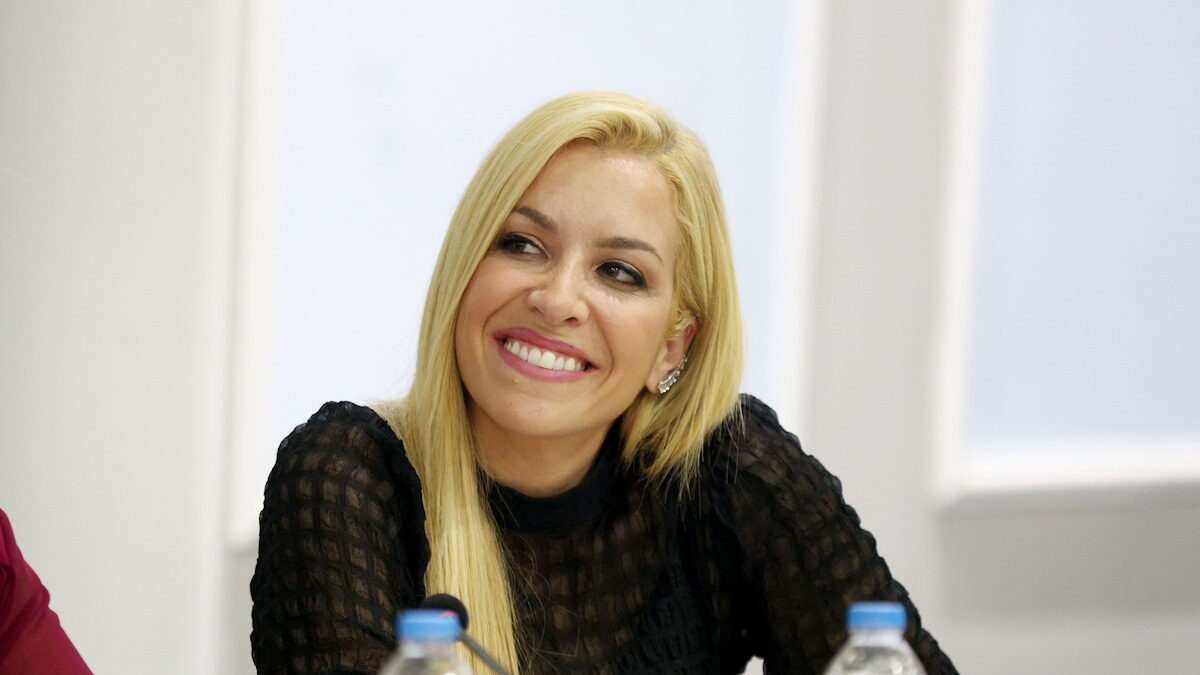 Η Μαρία Αναστασοπούλου χαμογελά