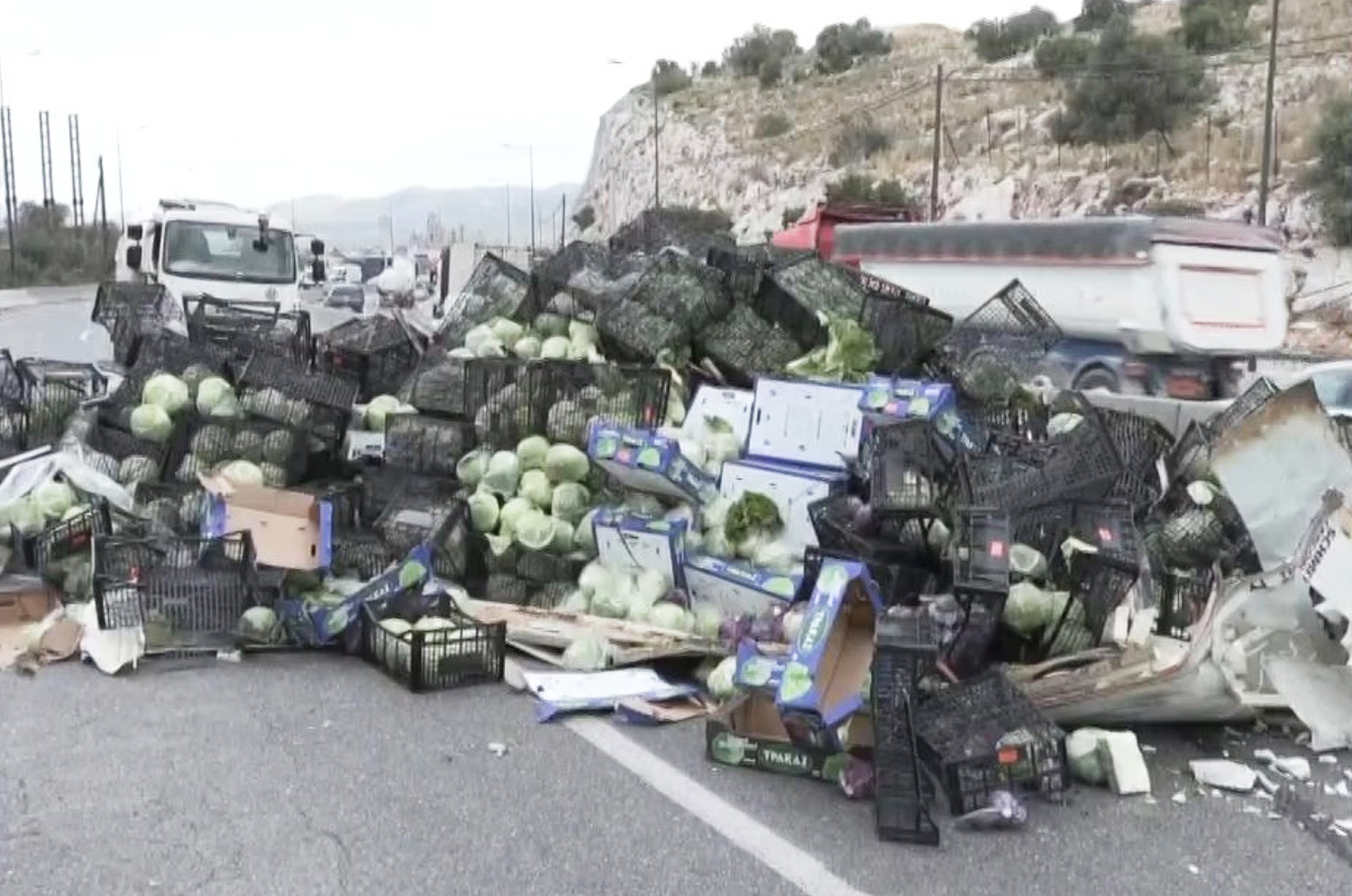 Ανατροπή νταλίκας στην εθνική οδό