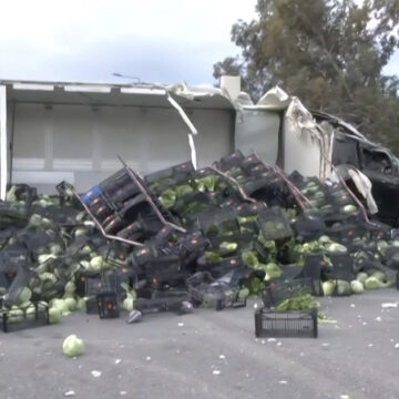 Ανατροπή νταλίκας στην εθνική οδό