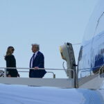 Ο πρόεδρος Ντόναλντ Τραμπ και η Πρώτη Κυρία Μελάνια Τραμπ αναχωρούν από την Ιταλία στο αεροδρόμιο Φιουμιτσίνο