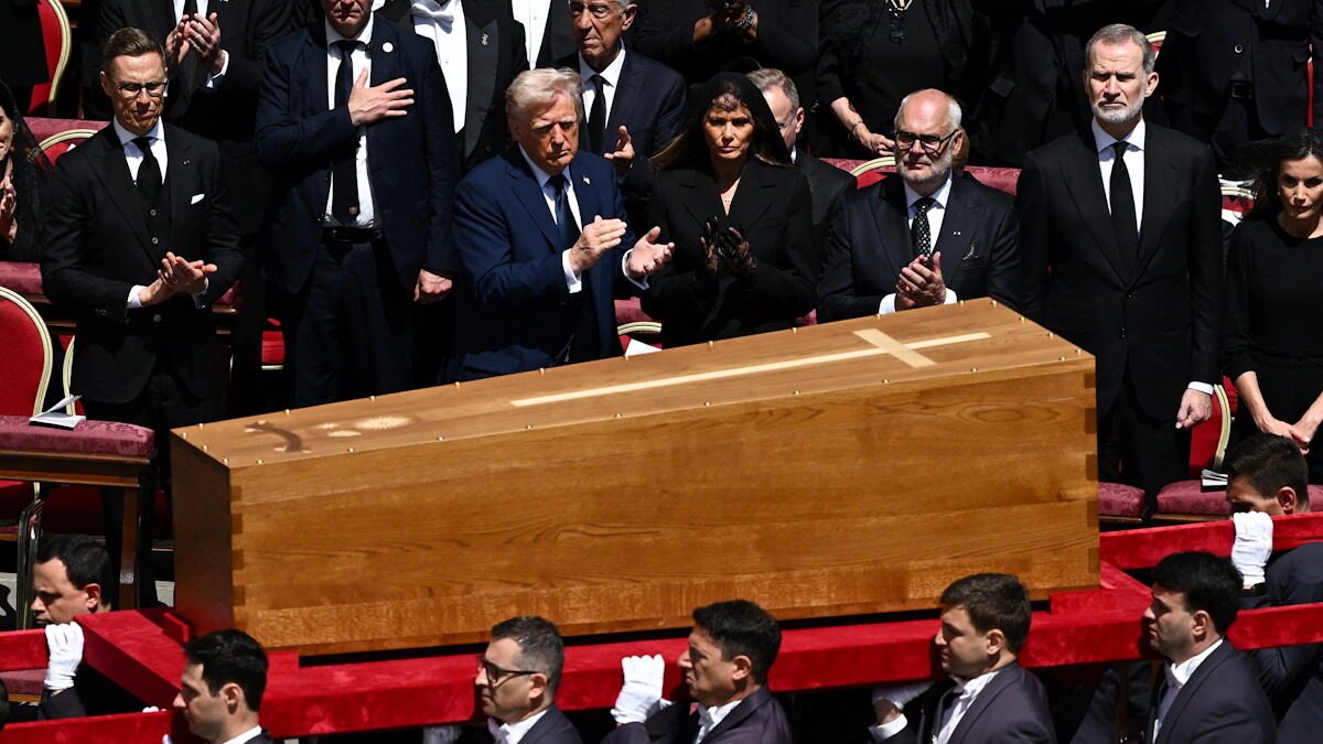 Ο πρόεδρος των ΗΠΑ Ντόναλντ Τραμπ και η πρώτη κυρία Μελάνια Τραμπ, ο βασιλιάς της Ισπανίας Φελίπε και η βασίλισσα Λετίσια παρακολουθούν τη μεταφορά του φέρετρου του Πάπα Φραγκίσκου από παλκοφόρους κατά τη διάρκεια της νεκρώσιμης λειτουργίας του στην πλατεία του Αγίου Πέτρου στο Βατικανό
