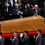 Ο πρόεδρος των ΗΠΑ Ντόναλντ Τραμπ και η πρώτη κυρία Μελάνια Τραμπ, ο βασιλιάς της Ισπανίας Φελίπε και η βασίλισσα Λετίσια παρακολουθούν τη μεταφορά του φέρετρου του Πάπα Φραγκίσκου από παλκοφόρους κατά τη διάρκεια της νεκρώσιμης λειτουργίας του στην πλατεία του Αγίου Πέτρου στο Βατικανό