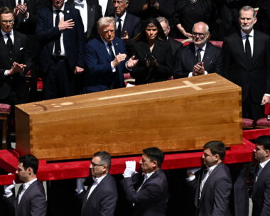 Ο πρόεδρος των ΗΠΑ Ντόναλντ Τραμπ και η πρώτη κυρία Μελάνια Τραμπ, ο βασιλιάς της Ισπανίας Φελίπε και η βασίλισσα Λετίσια παρακολουθούν τη μεταφορά του φέρετρου του Πάπα Φραγκίσκου από παλκοφόρους κατά τη διάρκεια της νεκρώσιμης λειτουργίας του στην πλατεία του Αγίου Πέτρου στο Βατικανό