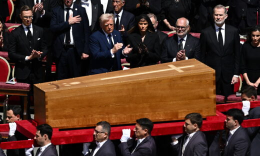 Ο πρόεδρος των ΗΠΑ Ντόναλντ Τραμπ και η πρώτη κυρία Μελάνια Τραμπ, ο βασιλιάς της Ισπανίας Φελίπε και η βασίλισσα Λετίσια παρακολουθούν τη μεταφορά του φέρετρου του Πάπα Φραγκίσκου από παλκοφόρους κατά τη διάρκεια της νεκρώσιμης λειτουργίας του στην πλατεία του Αγίου Πέτρου στο Βατικανό