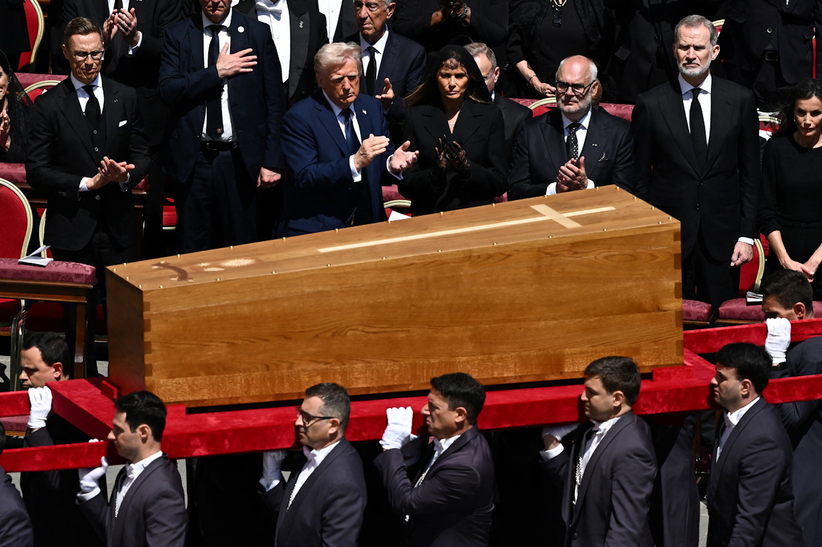 Ο πρόεδρος των ΗΠΑ Ντόναλντ Τραμπ και η πρώτη κυρία Μελάνια Τραμπ, ο βασιλιάς της Ισπανίας Φελίπε και η βασίλισσα Λετίσια παρακολουθούν τη μεταφορά του φέρετρου του Πάπα Φραγκίσκου από παλκοφόρους κατά τη διάρκεια της νεκρώσιμης λειτουργίας του στην πλατεία του Αγίου Πέτρου στο Βατικανό