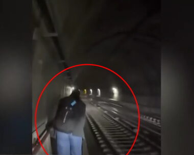Στιγμιότυπο από βίντεο επιβάτη του μετρό που περπατά δίπλα στις γραμμές του συρμού
