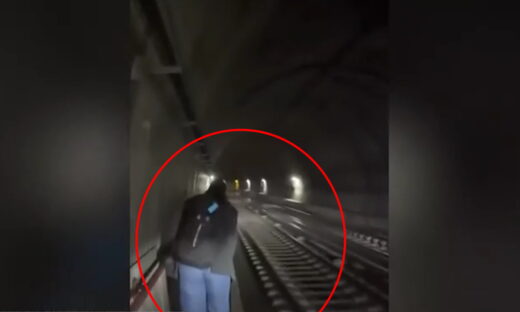 Στιγμιότυπο από βίντεο επιβάτη του μετρό που περπατά δίπλα στις γραμμές του συρμού