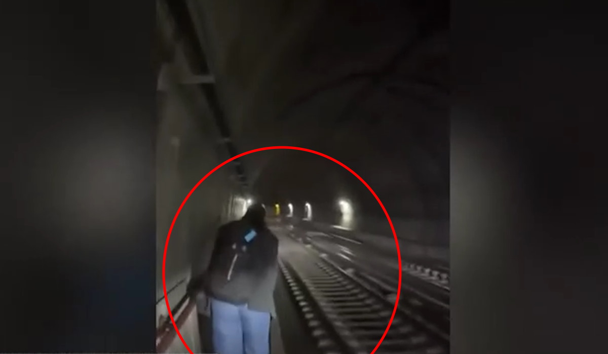 Στιγμιότυπο από βίντεο επιβάτη του μετρό που περπατά δίπλα στις γραμμές του συρμού