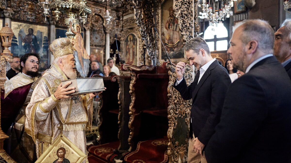 Ο πρωθυπουργός Κυριάκος Μητσοτάκης στην πρώτη Ανάσταση στην Τήνο