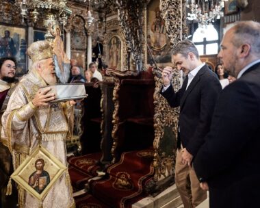 Ο πρωθυπουργός Κυριάκος Μητσοτάκης στην πρώτη Ανάσταση στην Τήνο
