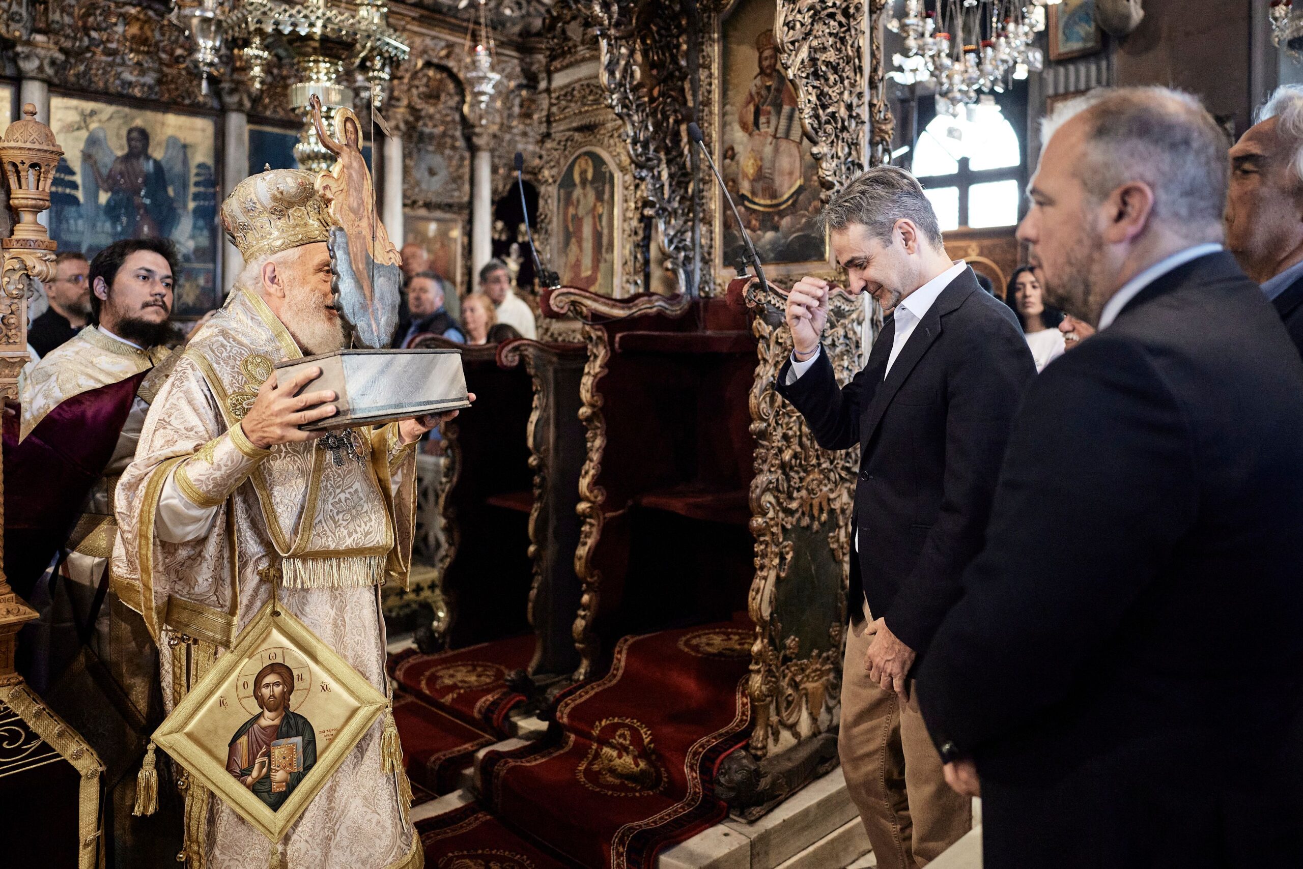 Ο πρωθυπουργός Κυριάκος Μητσοτάκης στην πρώτη Ανάσταση στην Τήνο