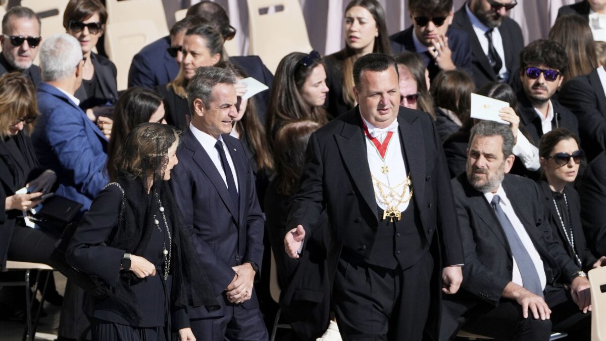 Ο Κυριάκος Μητσοτάκης με την Μαρέβα στην κηδεία του Πάπα Φραγκίσκου