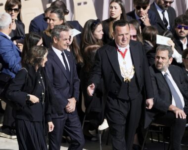 Ο Κυριάκος Μητσοτάκης με την Μαρέβα στην κηδεία του Πάπα Φραγκίσκου