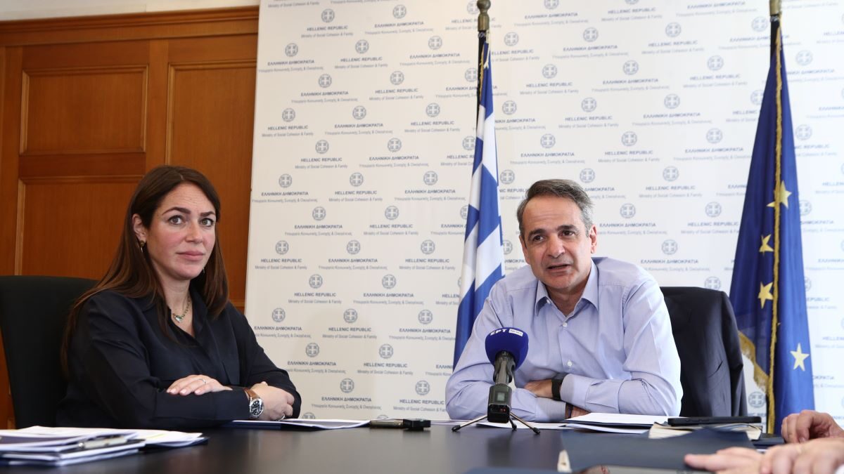 Ο πρωθυπουργός Κυριάκος Μητσοτάκης με την υπουργό Οικογένειας Δόμνα Μιχαηλίδου