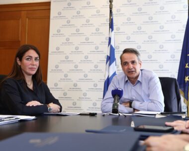 Ο πρωθυπουργός Κυριάκος Μητσοτάκης με την υπουργό Οικογένειας Δόμνα Μιχαηλίδου