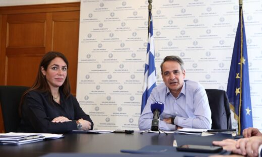 Ο πρωθυπουργός Κυριάκος Μητσοτάκης με την υπουργό Οικογένειας Δόμνα Μιχαηλίδου