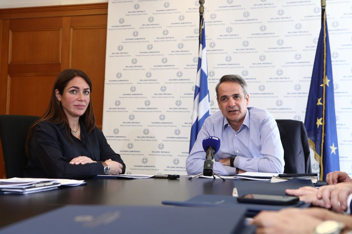 Ο πρωθυπουργός Κυριάκος Μητσοτάκης με την υπουργό Οικογένειας Δόμνα Μιχαηλίδου