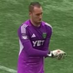 MLS: Ποδοσφαιριστής έπιασε και έβγαλε ποντίκι από το γήπεδο