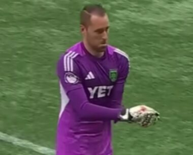 MLS: Ποδοσφαιριστής έπιασε και έβγαλε ποντίκι από το γήπεδο