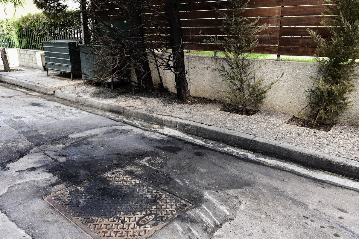 Ίχνη φωτιάς σε πεζοδρόμιο