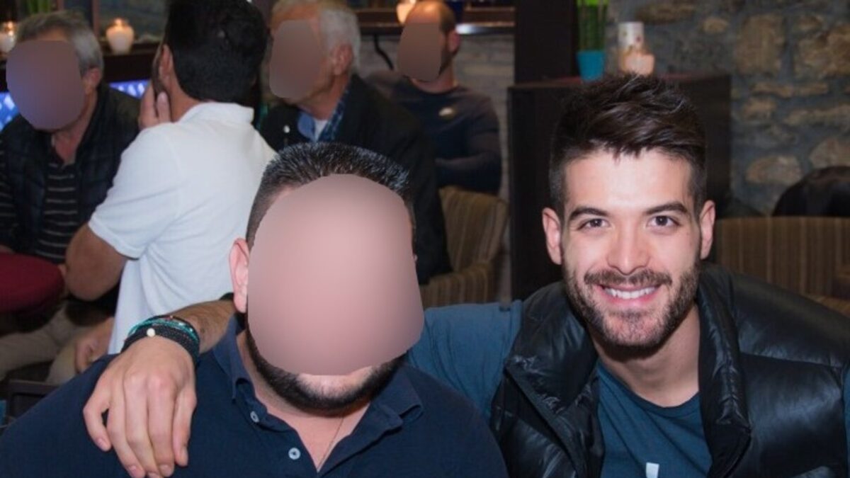 Ο Άρης Μουγκοπέτρος μαζί με τον 36χρονο φίλο του που του έδωσε την κροτίδα
